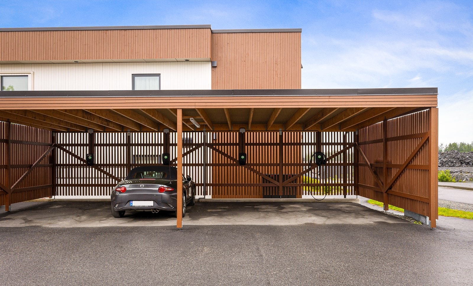 Fast parkeringsplass i carport med elbillader Galleribilde