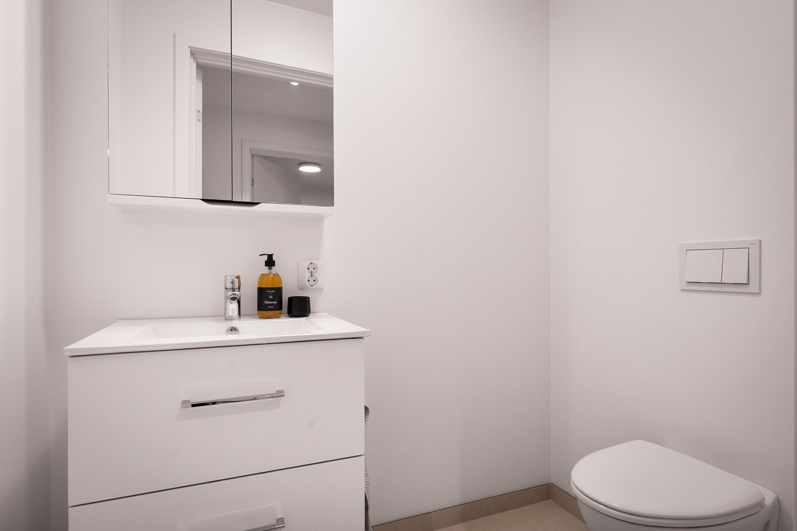 Leiligheten har også et separat WC-rom, en praktisk løsning som gir ekstra fleksibilitet og komfort for både beboere og gjester. Galleribilde