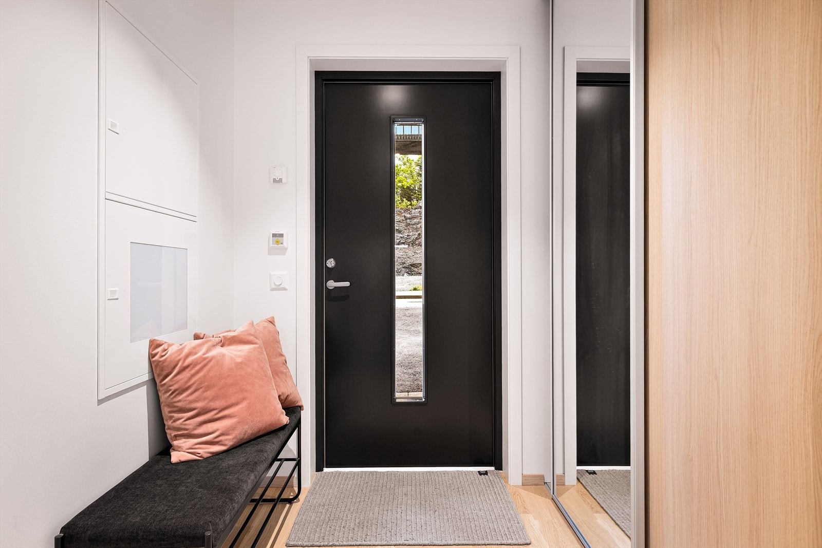 Entrèen er lys og innbydende, med vannbåren varme i gulvet. Her er det rikelig med plass til oppbevaring av yttertøy og sko, i stor skyvedørsgarderobe med speil. Galleribilde