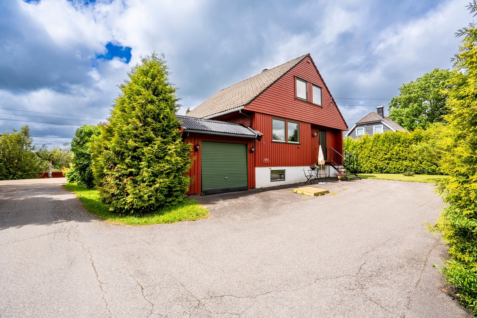 Romslig gårdsplass med garasje Galleribilde