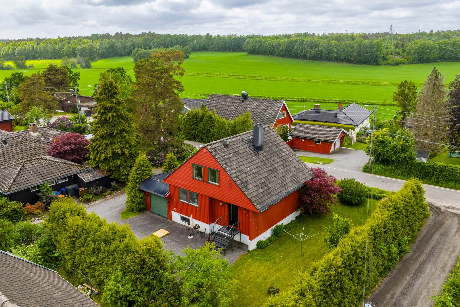 Landlig beliggenhet, men kort vei til skoler, Store Bergan idrettsplass, marka og TEAM treningsenter/KIWI Galleribilde