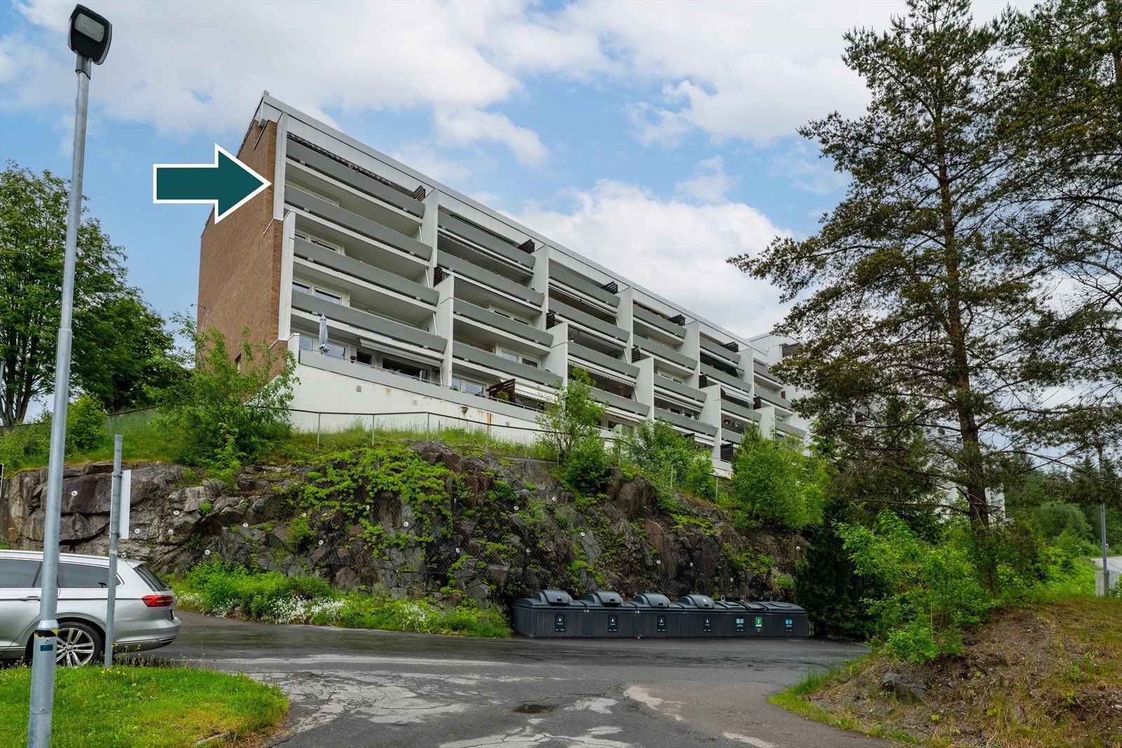 Blokken ligger høyt i terrenget og sikrer at man kan sitte usjenert på terrassen med lite innsyn. Galleribilde