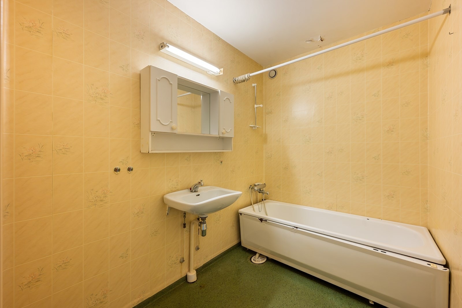 Bad. Ved oppussing er det mange som fjerner vegg mot wc, for å lage et større bad. Galleribilde