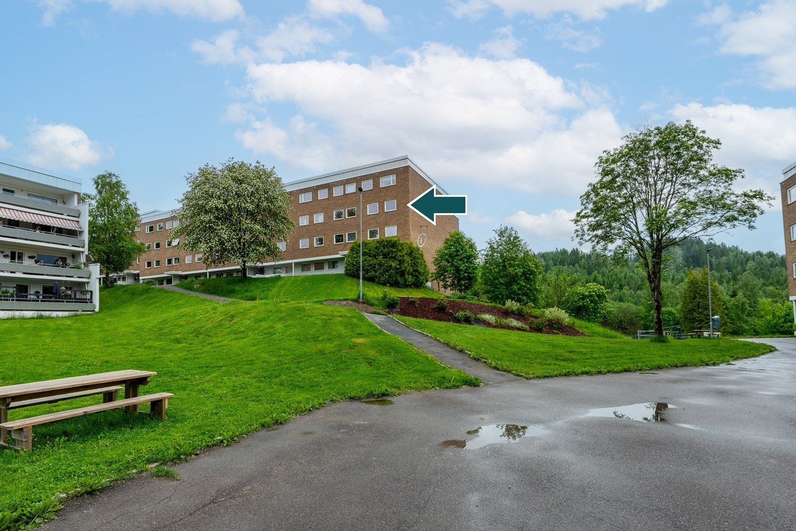 Bilfrie og barnevennlige internveier imellom blokkene i borettslaget. Galleribilde
