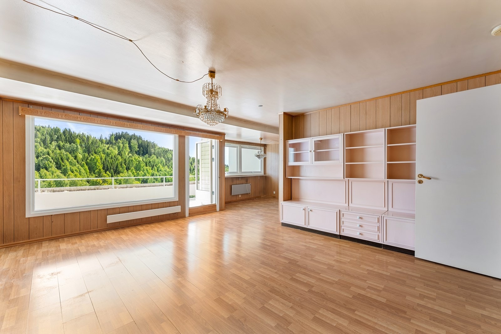 Romslig stue med plass til å møblere i flere soner. Galleribilde