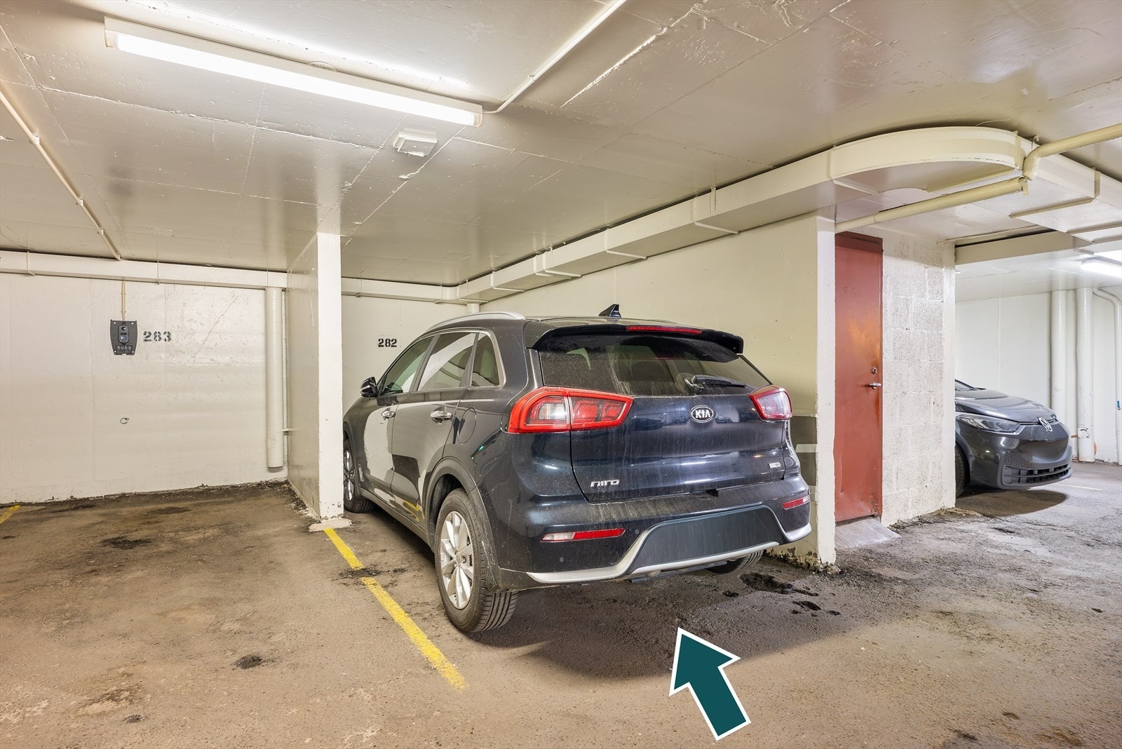 Leiligheten disponerer en fast garasjeplass, merket nr. 282. Det er mulig å montere elbil-lader etter avtale med borettslaget. Galleribilde