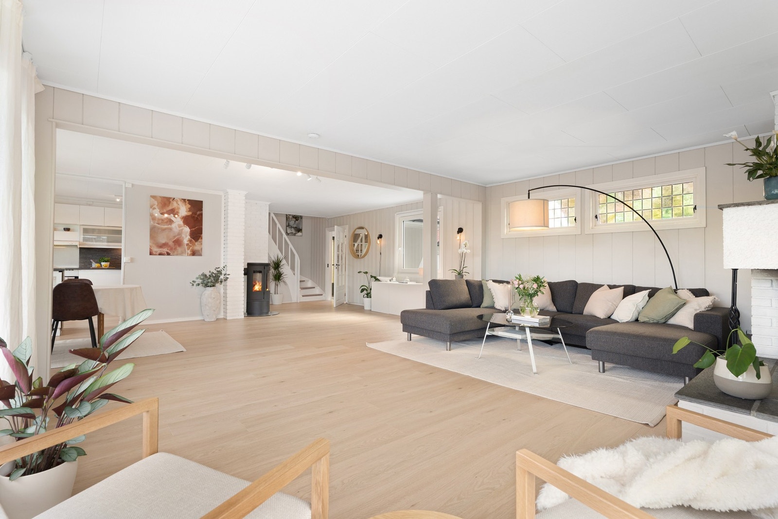 Stuen er på hele 51 kvm. God plass til stor sofagruppe og tilhørende møblement. Galleribilde