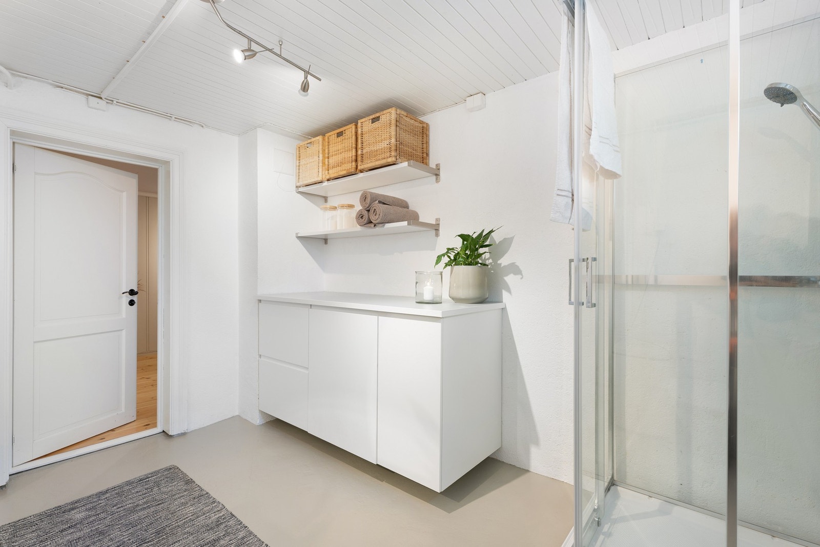 Rommet byr på gode oppbevaringsmuligheter i både innredning og hyller. Galleribilde