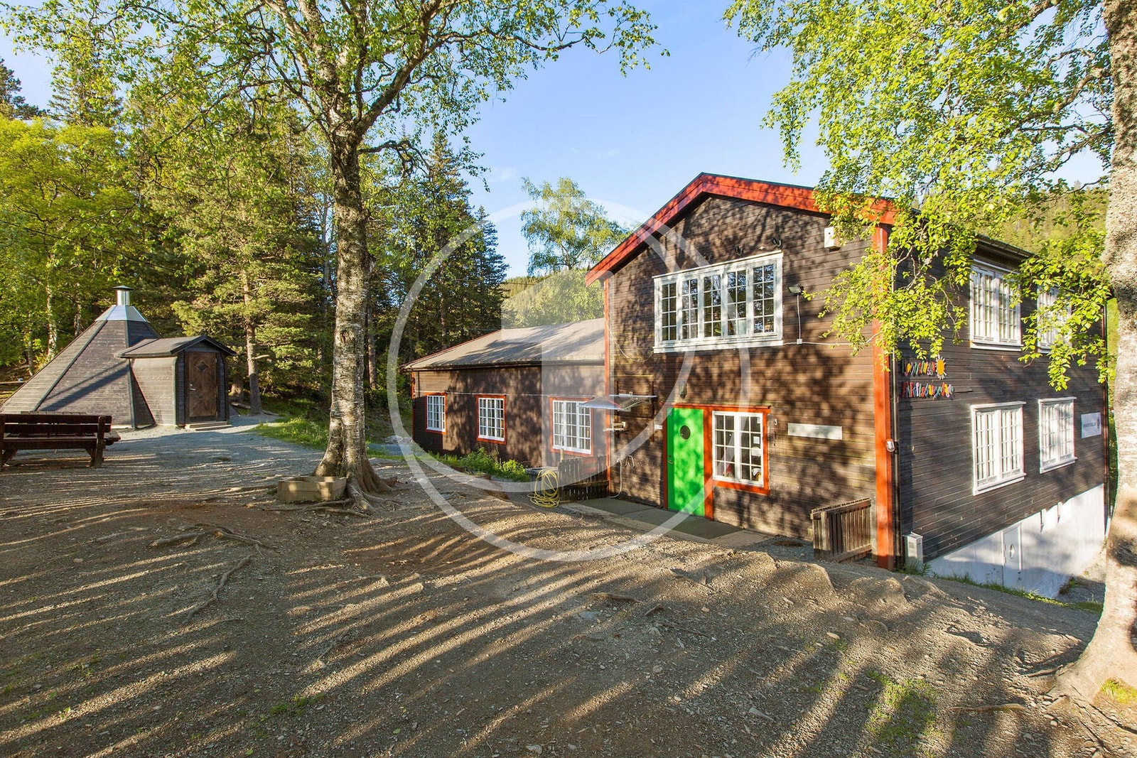 Fra boligen er det gangavstand opp til Tjønnstuggu. Her finner man også lysløyper på vinterstid. Galleribilde