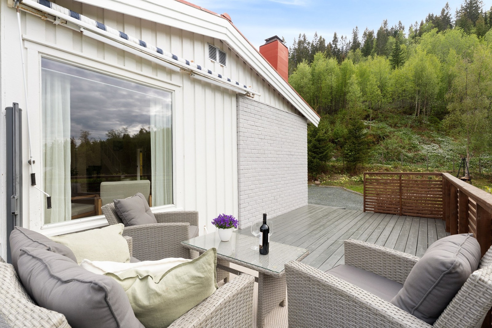 På balkongen og eiendommen for øvrig, nyter du glimrende solforhold fra morgen til kveld på sommerstid. Galleribilde