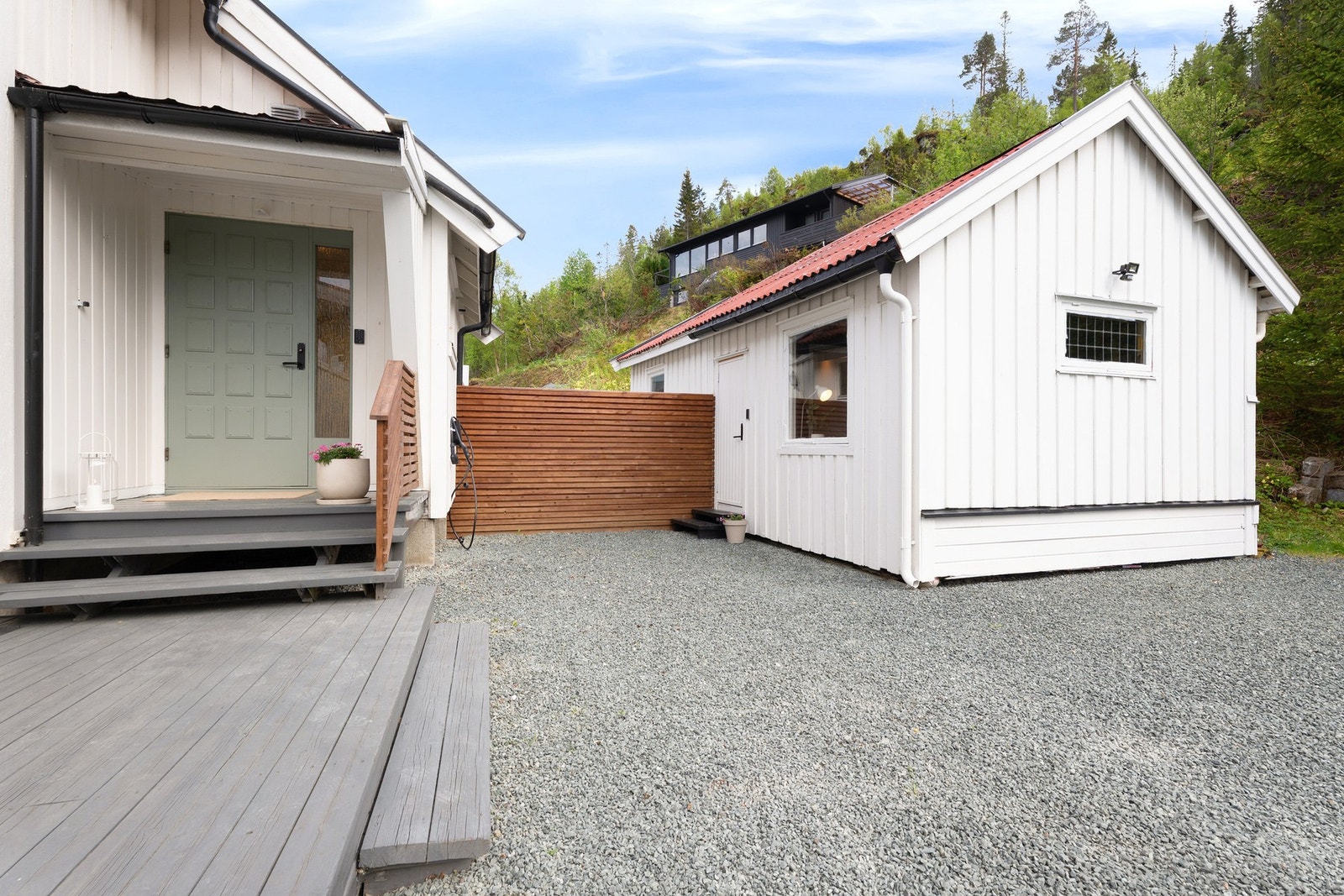 Hovedinngangspartiet ligger på oversiden av boligen. Her finner du også annekset som tilhører boligen (det foreligger ikke byggetegninger eller godkjenninger for bygget hos Trondheim kommune) Galleribilde