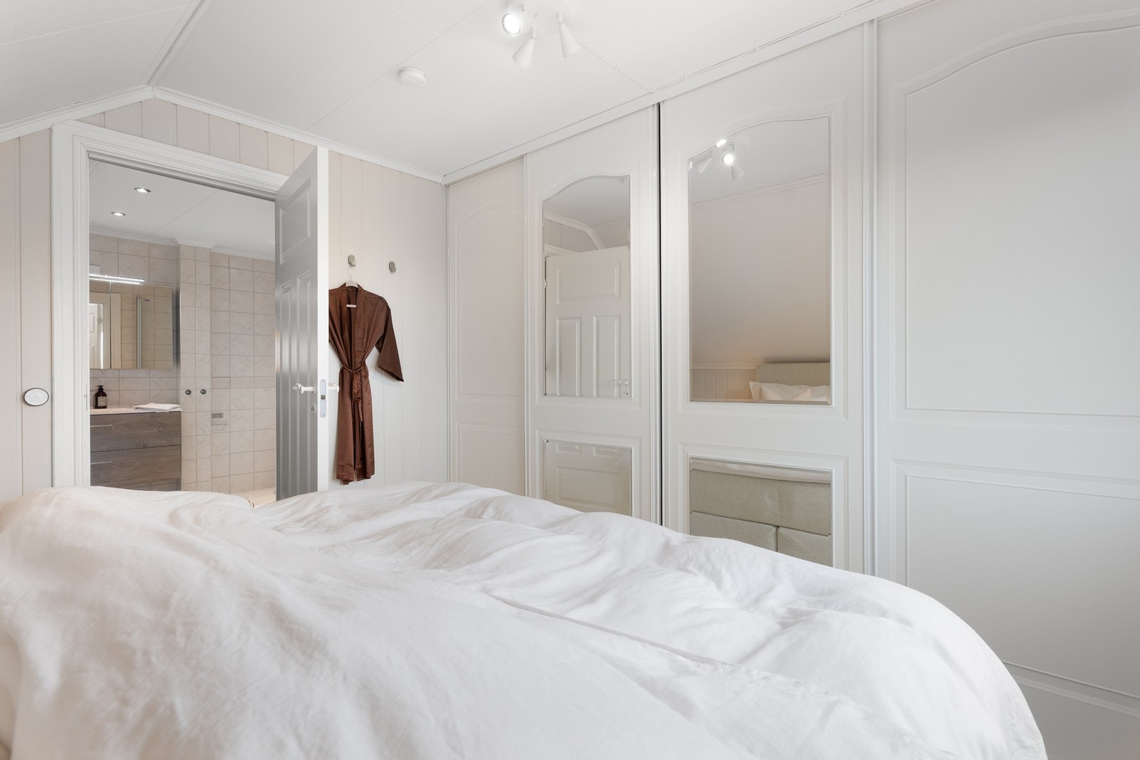 Soverommet har god plass til dobbeltseng og romslig skyvedørsgarderobe. Galleribilde