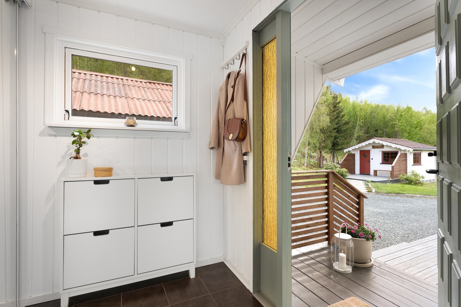 Velkommen inn! Flislagt gang med varmekabler i gulv. Galleribilde