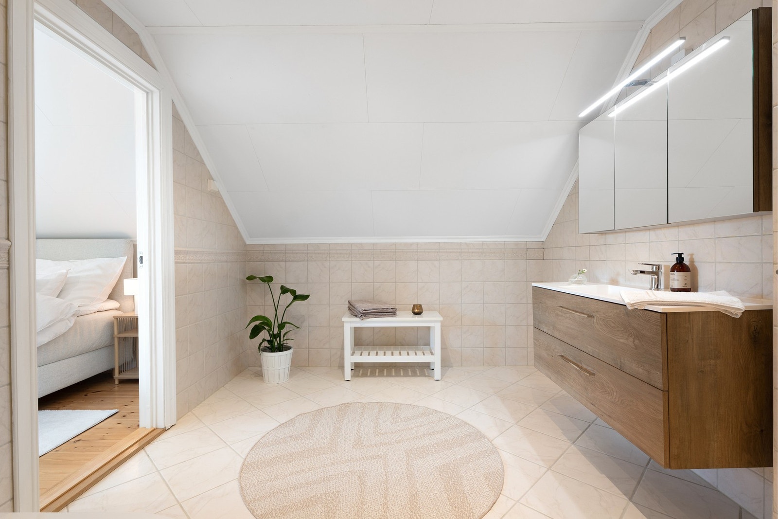 Badet har en praktisk plassering i tilknytning til både trappegang og boligens hovedsoverom. Galleribilde