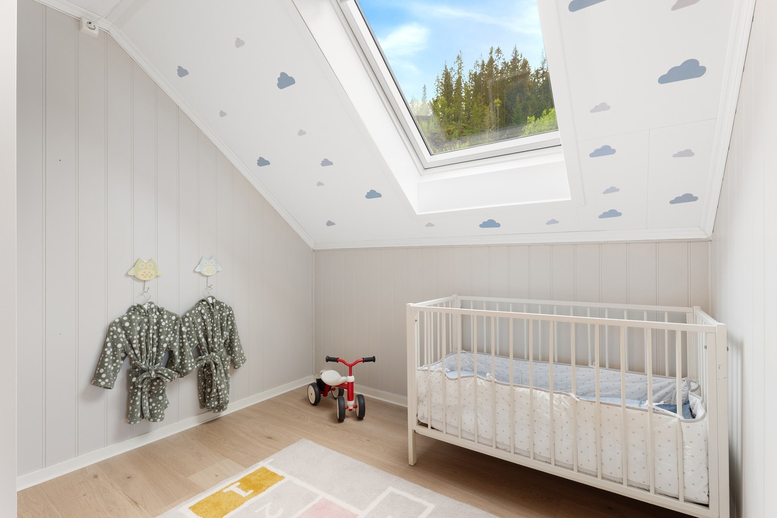 Soverom 2 malt i lyse fargetoner. Takvinduet ble etablert så sent som i 2025. Galleribilde