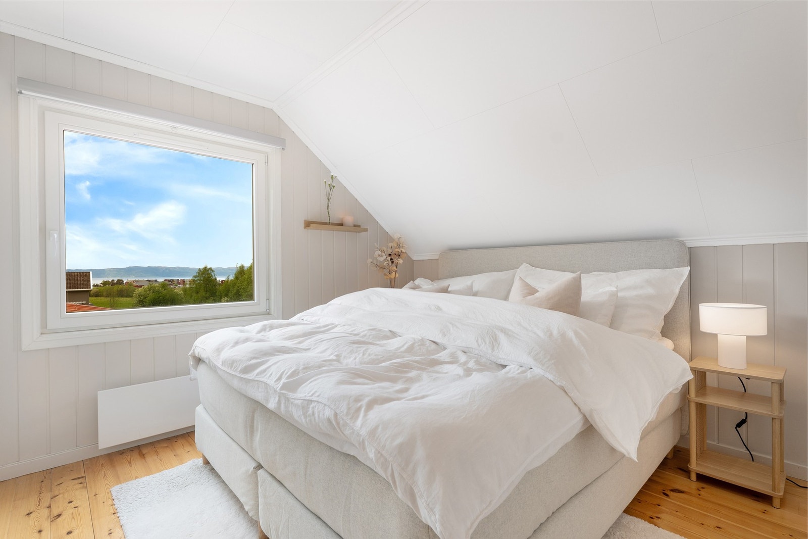 Her nyter du et herlig utsyn over nærområdet, samt mot fjord og fjell. Vinduet ble skiftet i 2022. Galleribilde