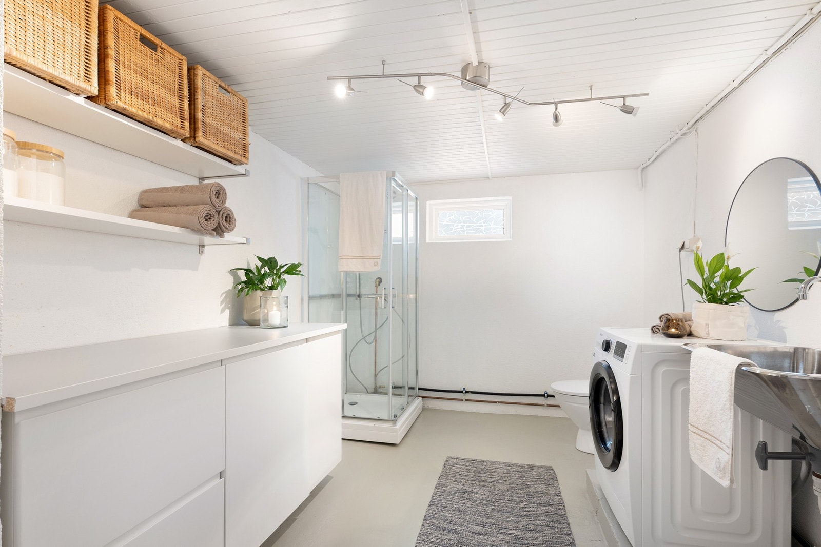 Romslig vaskerom/bad nr. 2 utstyrt med dusjkabinett, toalett, praktisk utslagsvask og opplegg for vaskemaskin. Galleribilde