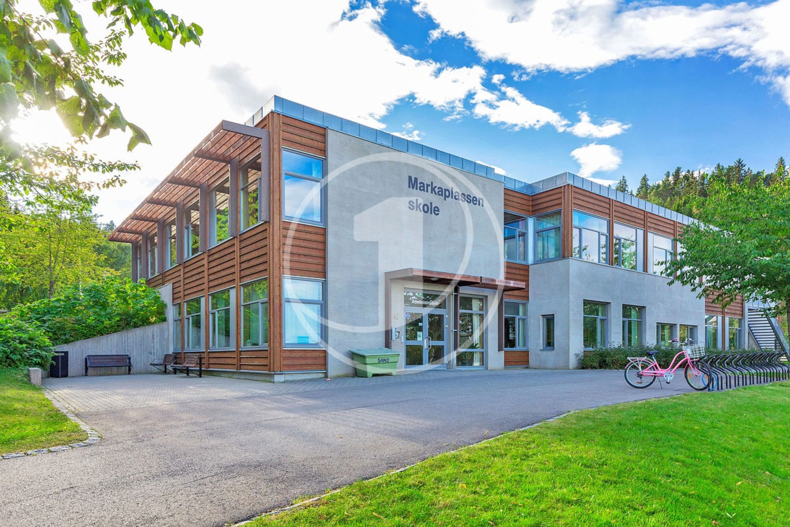 Både barneskole og ungdomsskole finner man på Vikåsen/Markaplassen. Det er etablert oppgruset gangsti fra Reppe og hit. Barn opp til 3. klasse får gratis skolebuss. Galleribilde