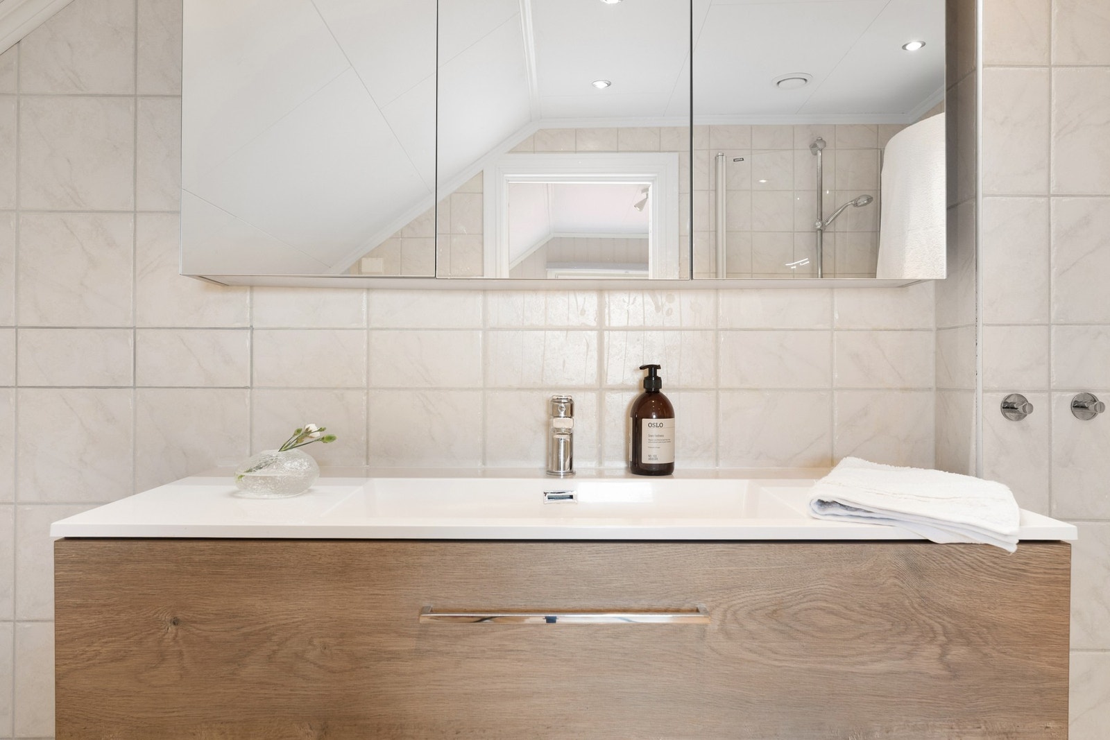 Badet er utstyrt med vegghengt WC, dusjkabinett og ny baderomsinnredning fra 2022. Galleribilde