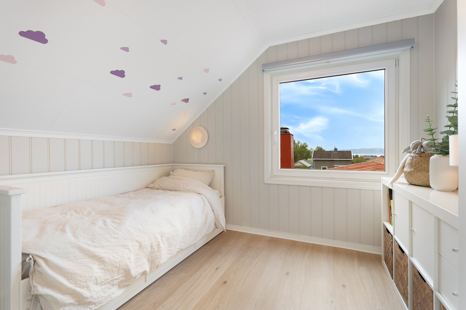 Romslig soverom med plass til dobbeltseng. Vinduet ble skiftet i 2022. Galleribilde