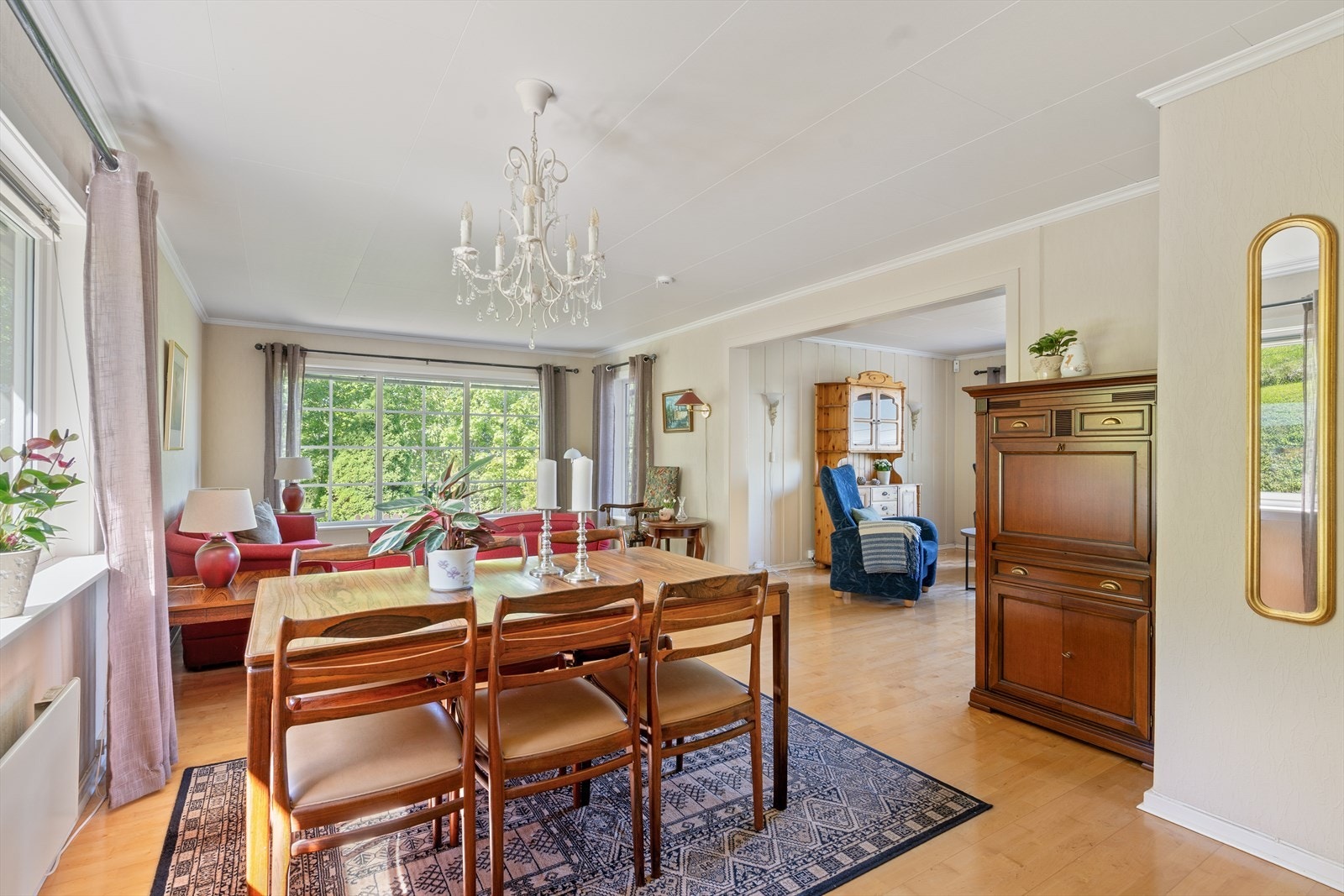 Stuen fremstår lys og innbydende, med store vindusflater som slipper inn rikelig med dagslys og skaper en åpen og romslig atmosfære. Galleribilde