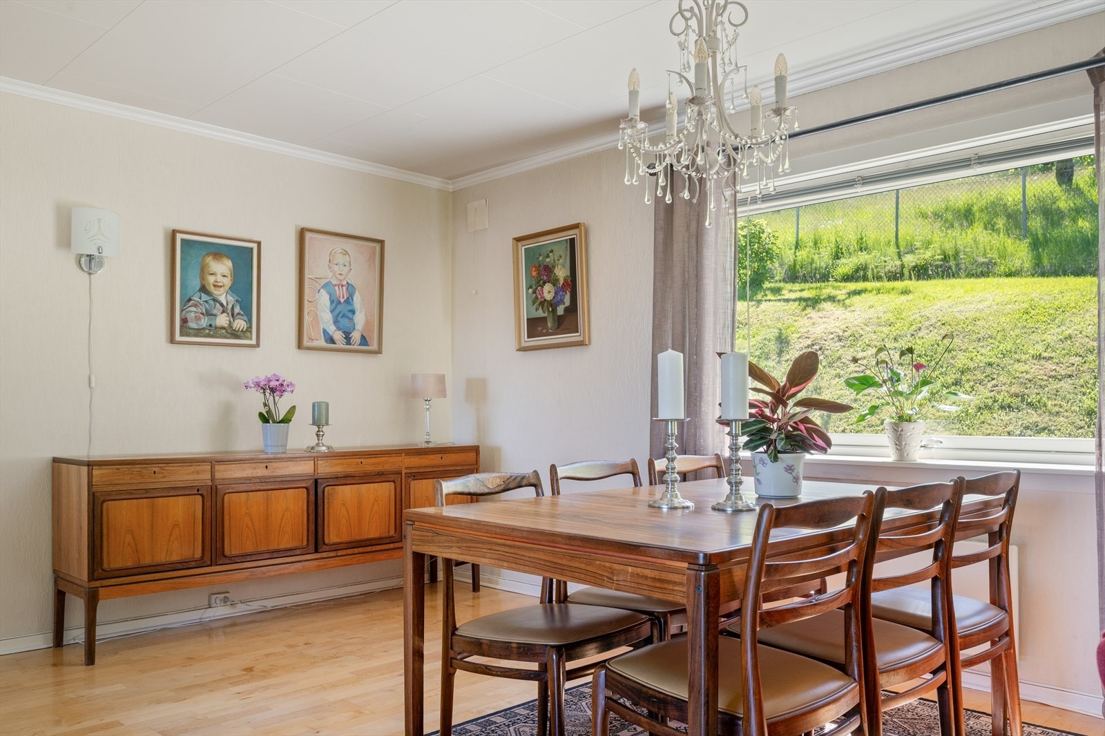 Spisegruppen er praktisk plassert ved vinduet, noe som skaper en stemningsfull ramme rundt måltidene. Galleribilde