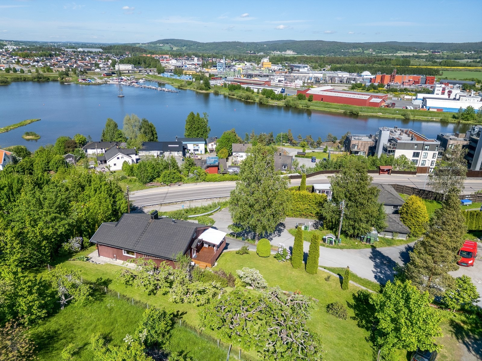 Boligen har enkel adkomst til sentrum, med nærmeste bussholdeplass kun 2 min gange unna. Galleribilde