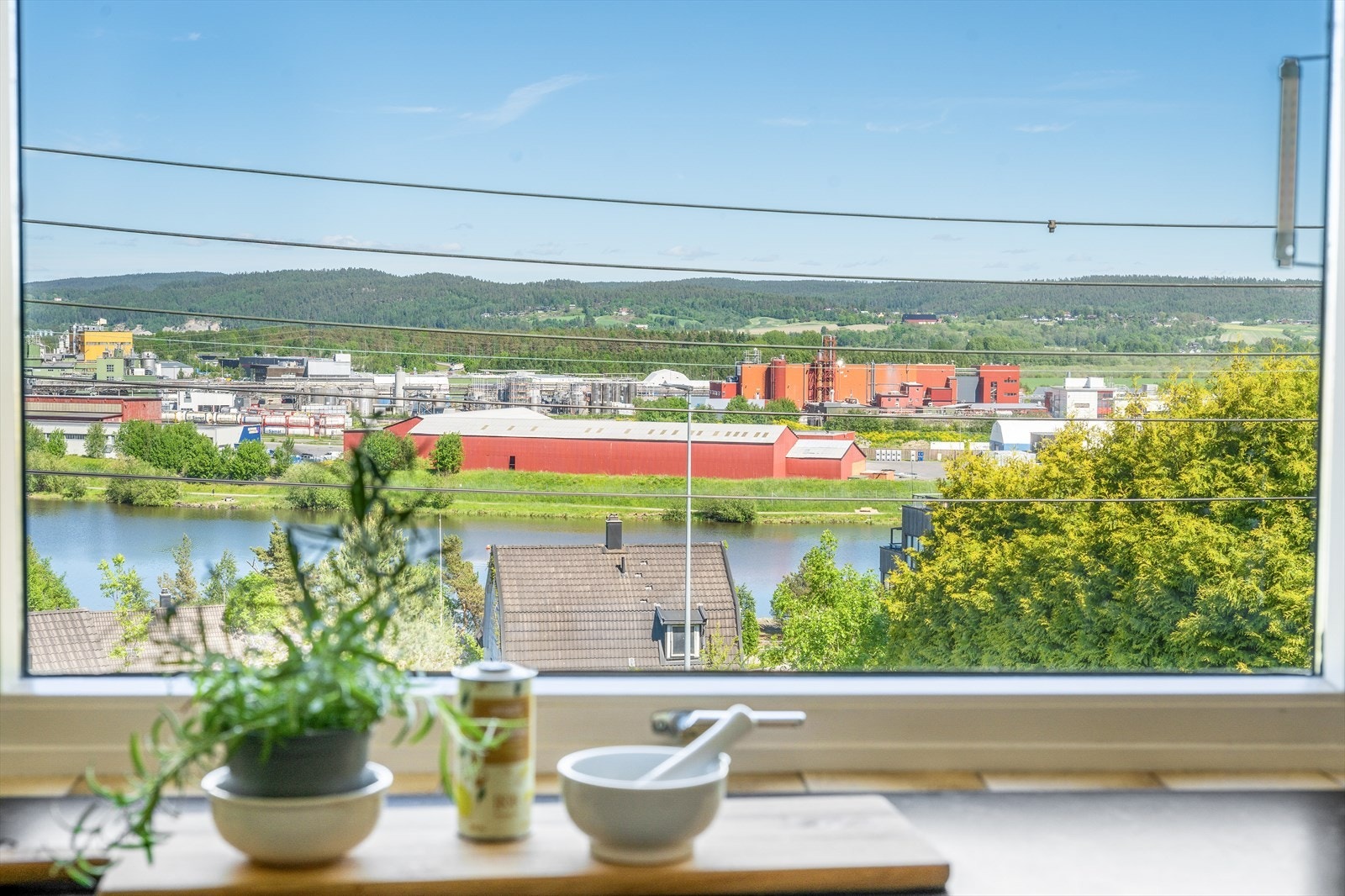 Vinduet slipper inn rikelig med naturlig lys og man får en fin utsikt mot grønne omgivelser, som gir en rolig ramme rundt rommet. Galleribilde