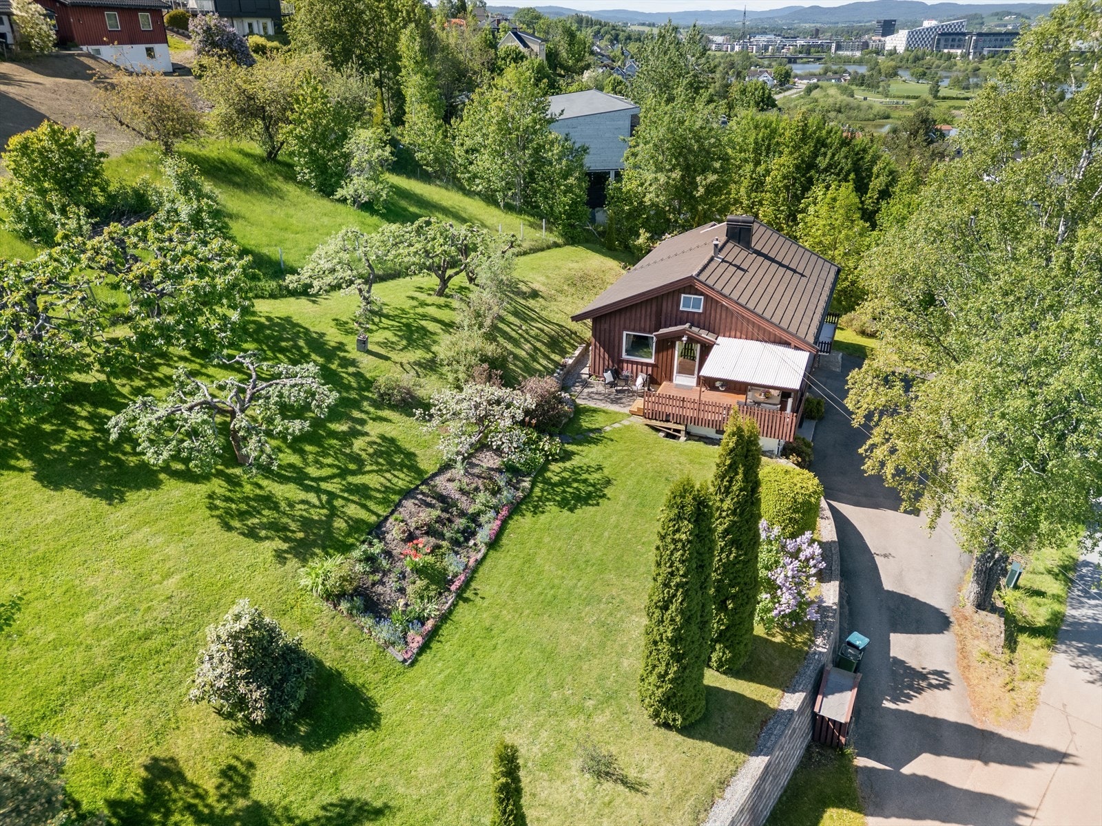 Hagen strekker seg naturlig rundt boligen og gir gode muligheter for både lek, hjemmedyrking og rekreasjon. Galleribilde