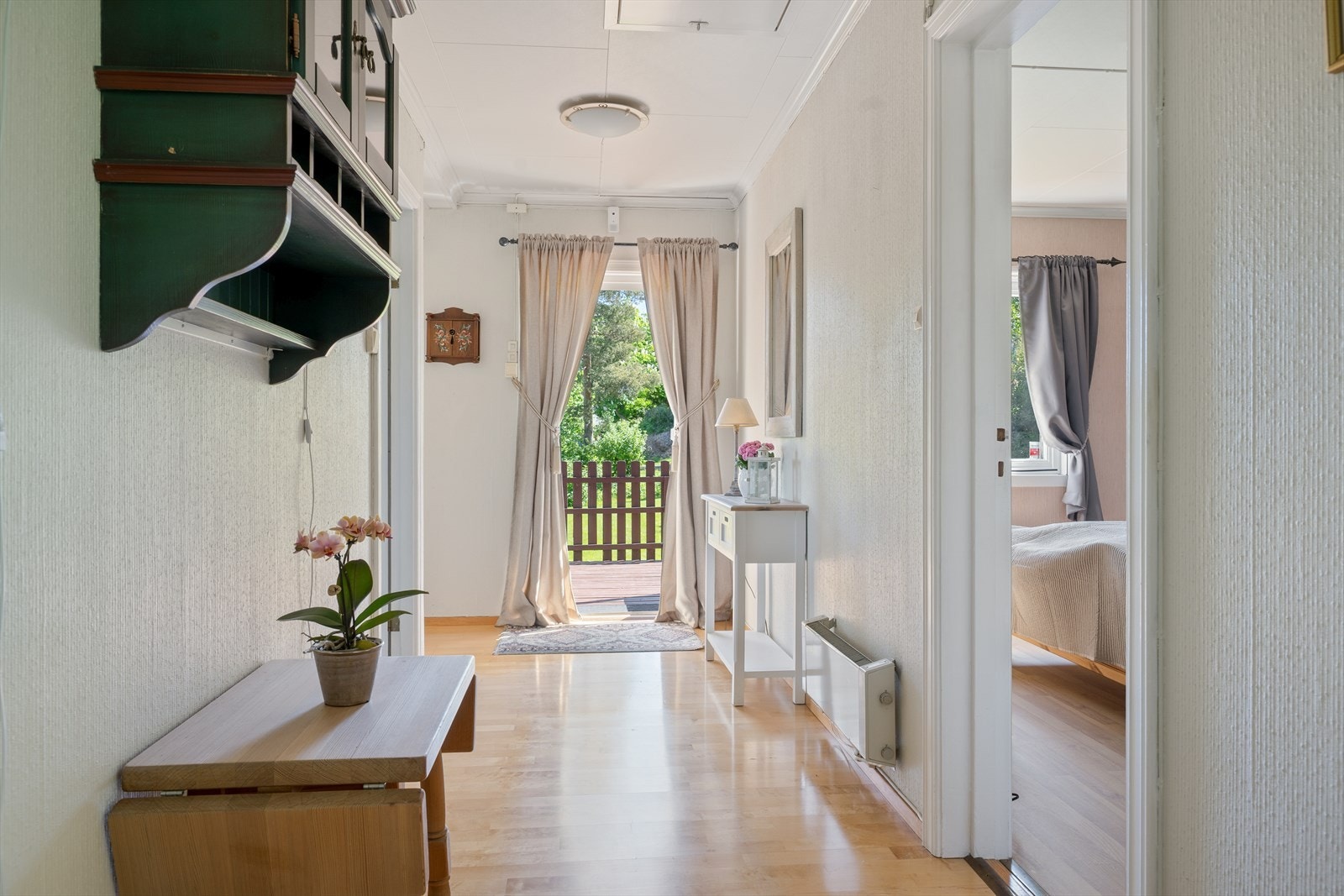 2. etasjen, har en gang som har utgang til overbygget veranda, leder først til hovedsoverommet. Galleribilde