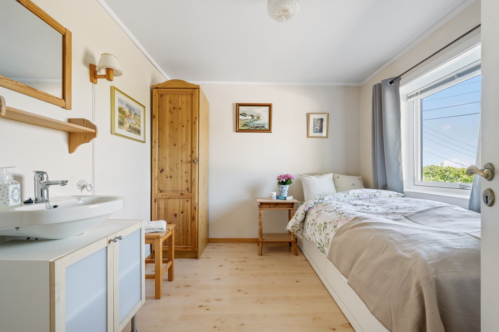 Soverommet i underetasjen har eget toalettrom, samt vask og speil, alt perfekt dersom man har overnattingsgjester. Galleribilde