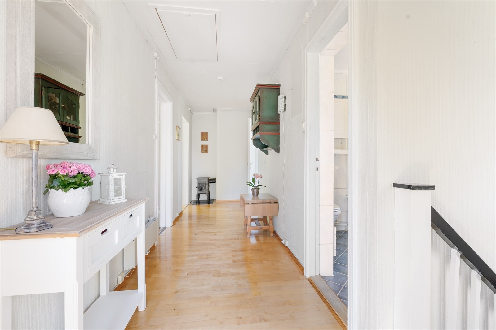 Videre fører gangen til kjøkkenet og badet. Galleribilde
