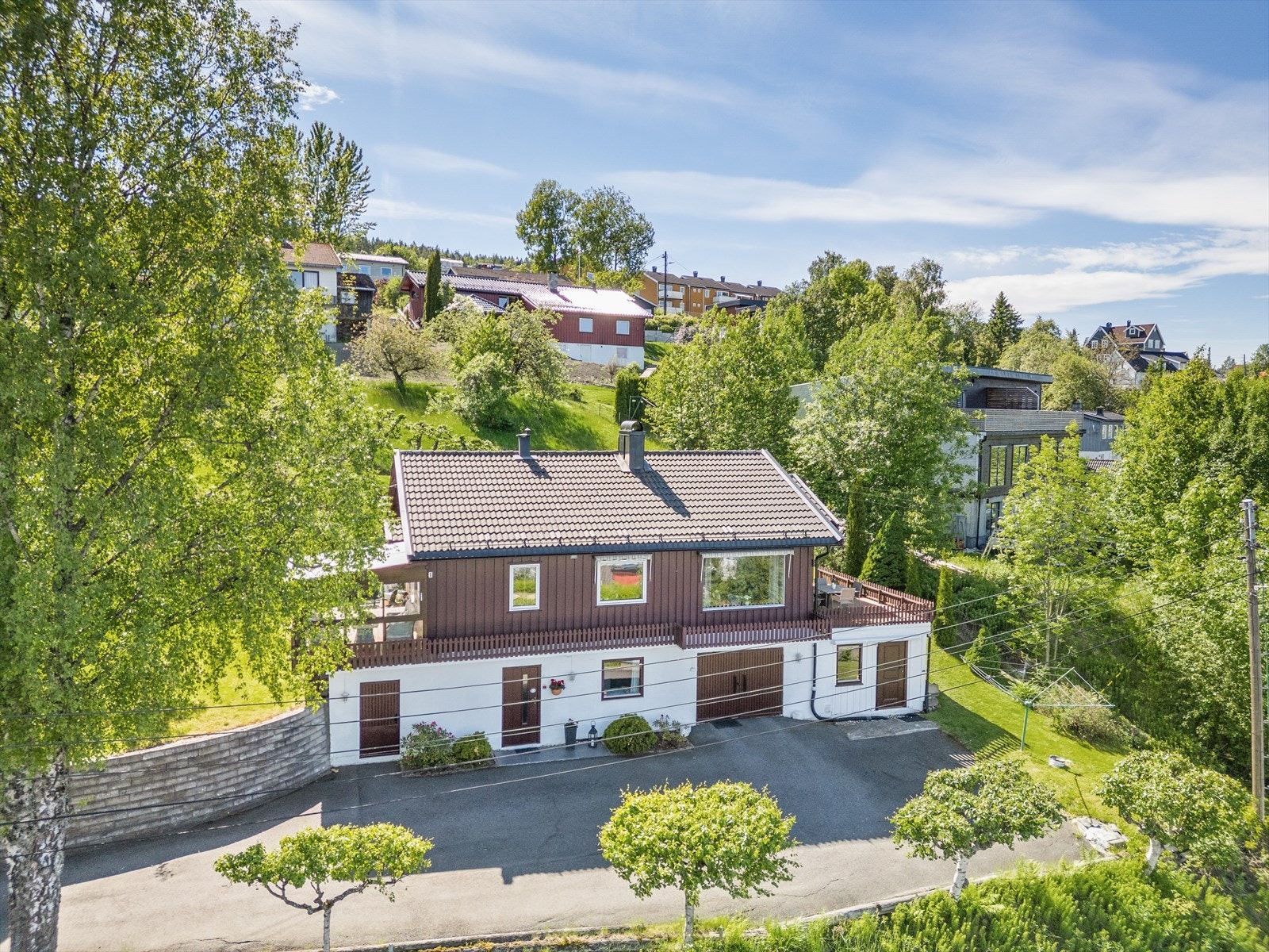 Huset har en klassisk pen fasade, og ligger på en flott utsiktstomt. Galleribilde