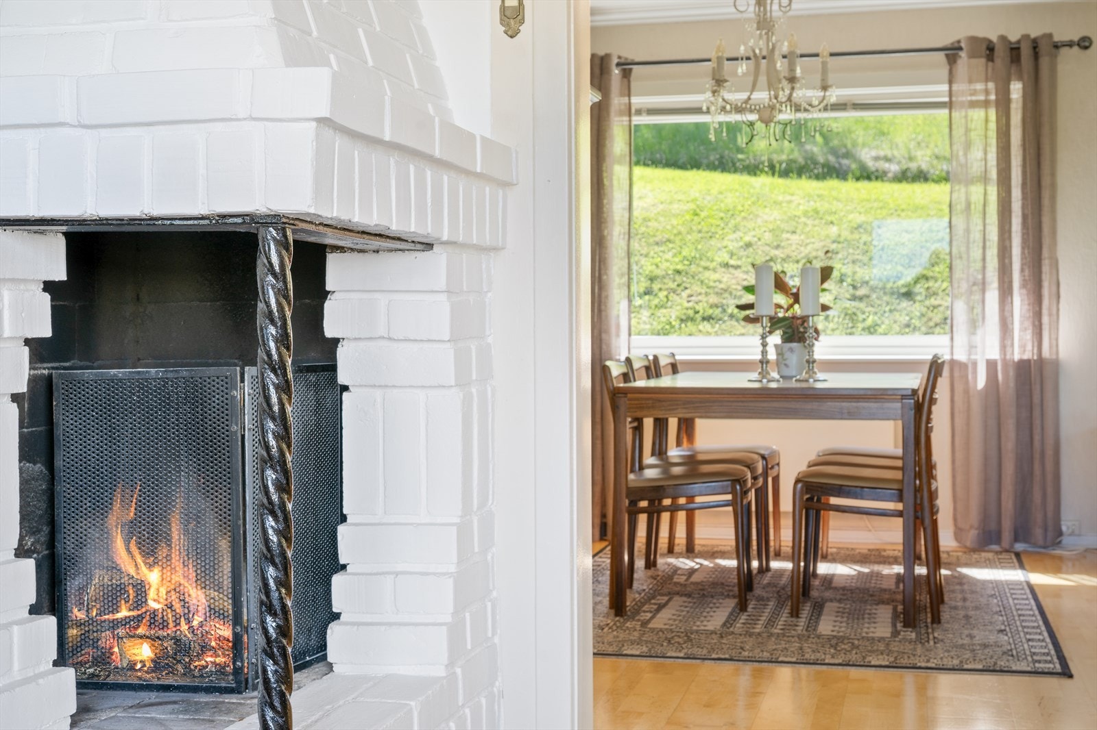 Stuen har en peis som skaper en lun og innbydende atmosfære, og bidrar til ekstra hygge på kalde vinterdager. Galleribilde