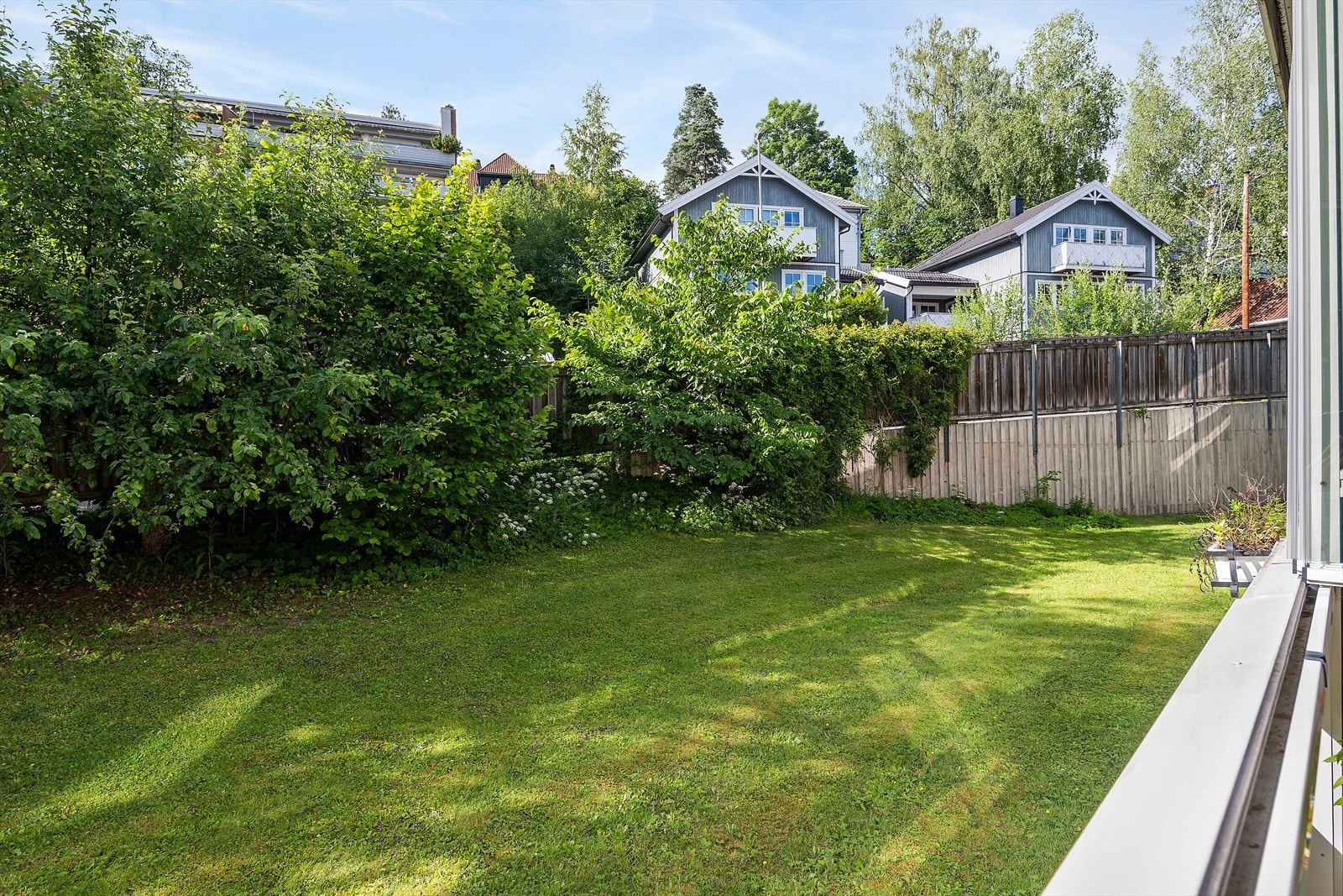 Lun og skjermet mot grønn og idyllisk bakhage Galleribilde