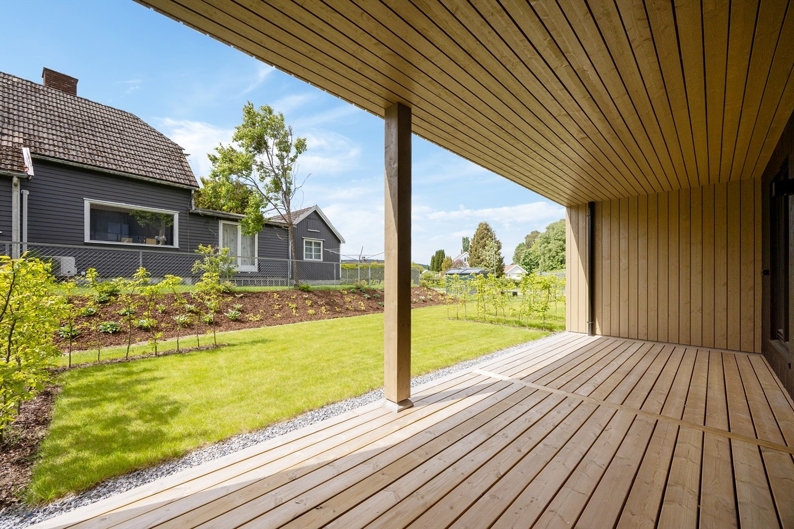 Romslig og vestvendt markterrasse Galleribilde