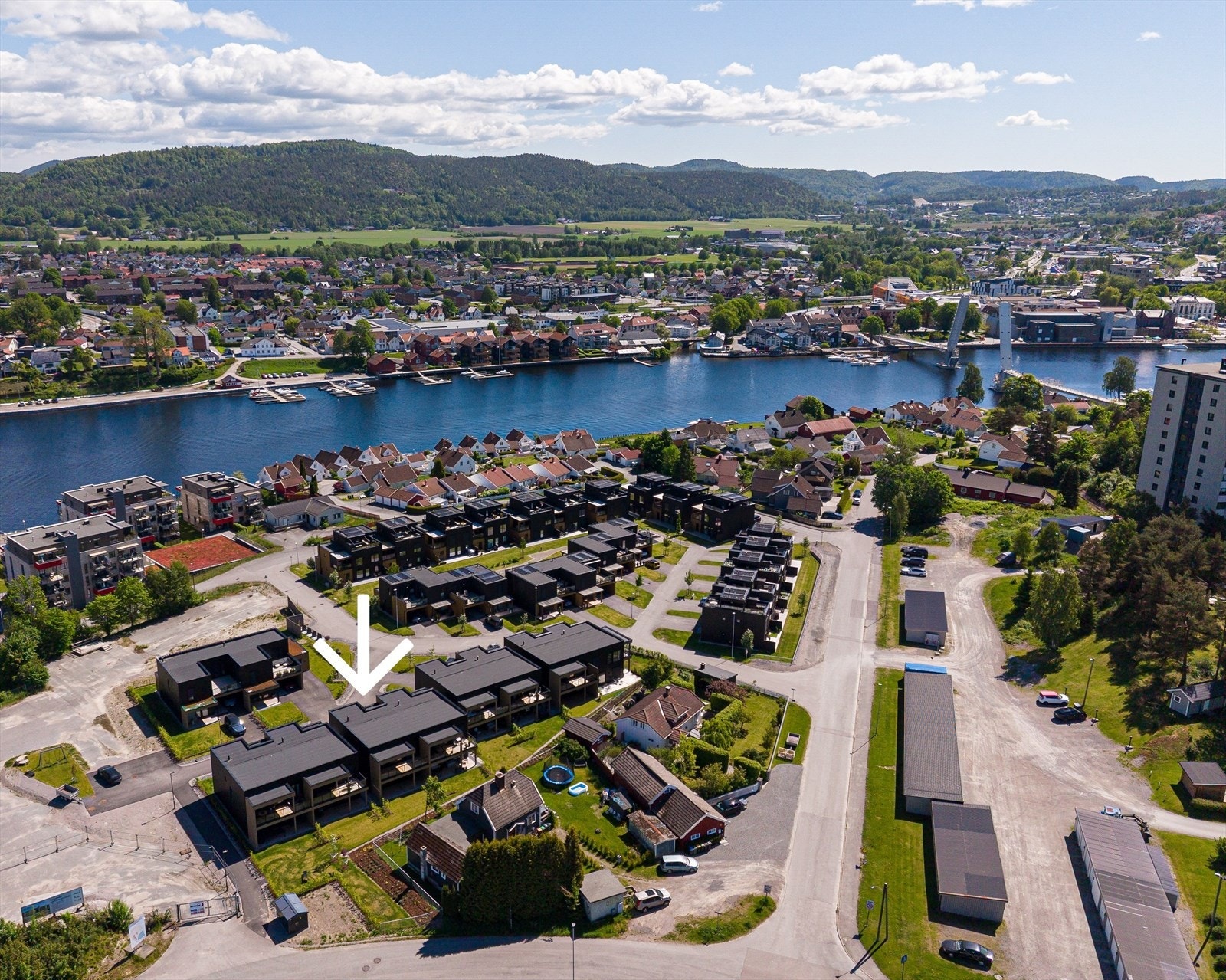Flott og sentral beliggenhet! Den nye gangbrua, som er under bygging over elva nå, vil gjøre turen til sentrum enda kortere. Galleribilde