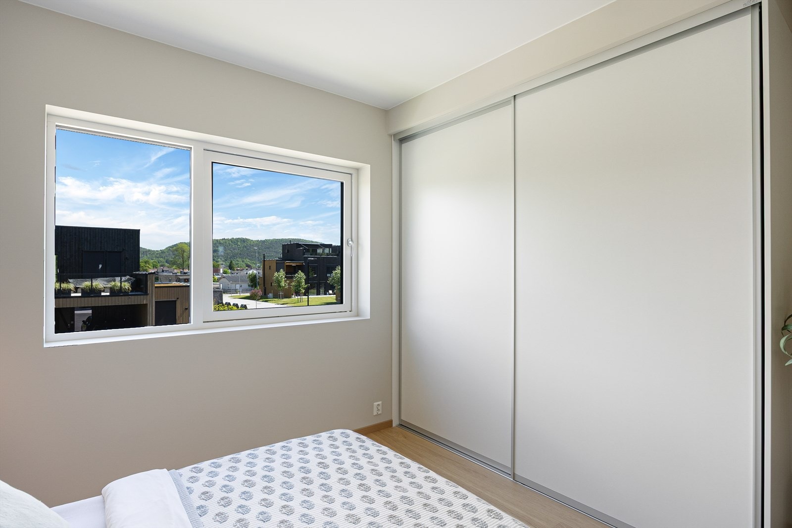 Praktisk skyvedørsgarderobe på hovedsoverommet Galleribilde