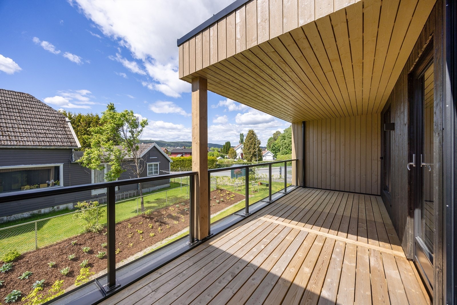 Solrik, romslig og vestvendt uteplass med direkte utgang fra stuen. Deler av uteplassen har et praktisk overbygg Galleribilde