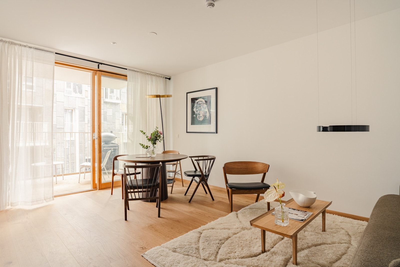 Store vindusflater som trekker fjorden inn i samtlige oppholdsrom og gir utsikt mot den indre kanalen - et glimt av Oslos eget Venezia. Galleribilde