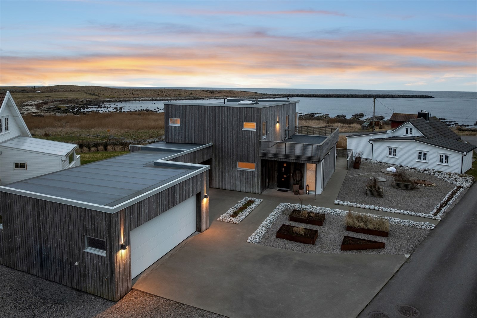 Eiendommen ligger i et veletablert og barnevennlig boligområde med rolige, naturskjønne omgivelser ved Nordhasselvika, som er omtalt av The Guardian som en av Europas skjulte strandperler. Galleribilde