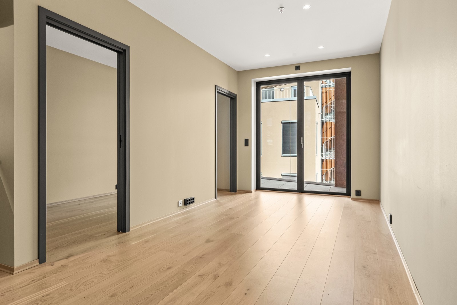 Stuen har en åpen løsning mot kjøkkenet, parkett på gulvet og en takhøyde på opptil 2,65 meter. Galleribilde