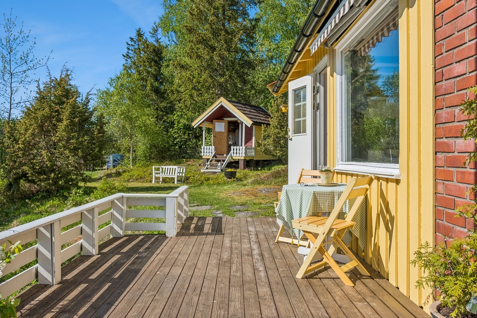 Parkeringen er like nedenfor annekset, så ikke mange meter å gå frem til eiendommen. Galleribilde