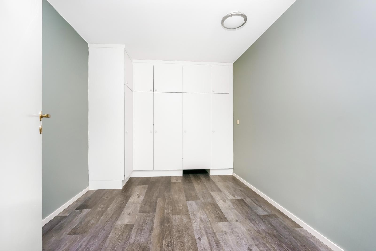 Soverom med "walk in closet" innenfor skapene Galleribilde