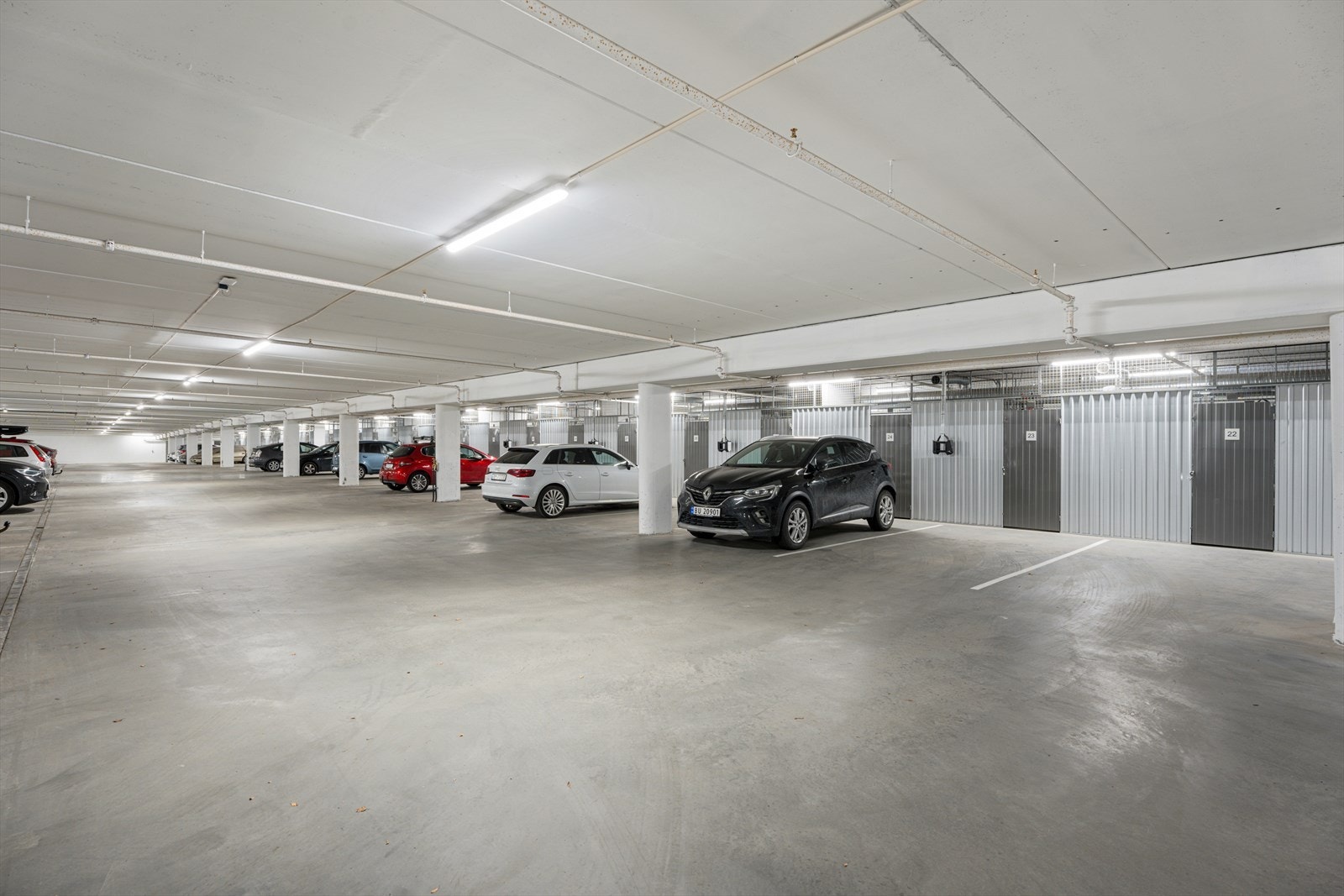 Oppvarmet garasjeanlegg med parkeringsplass og sportsbod. Her er det mulig å installere elbil lader. Galleribilde
