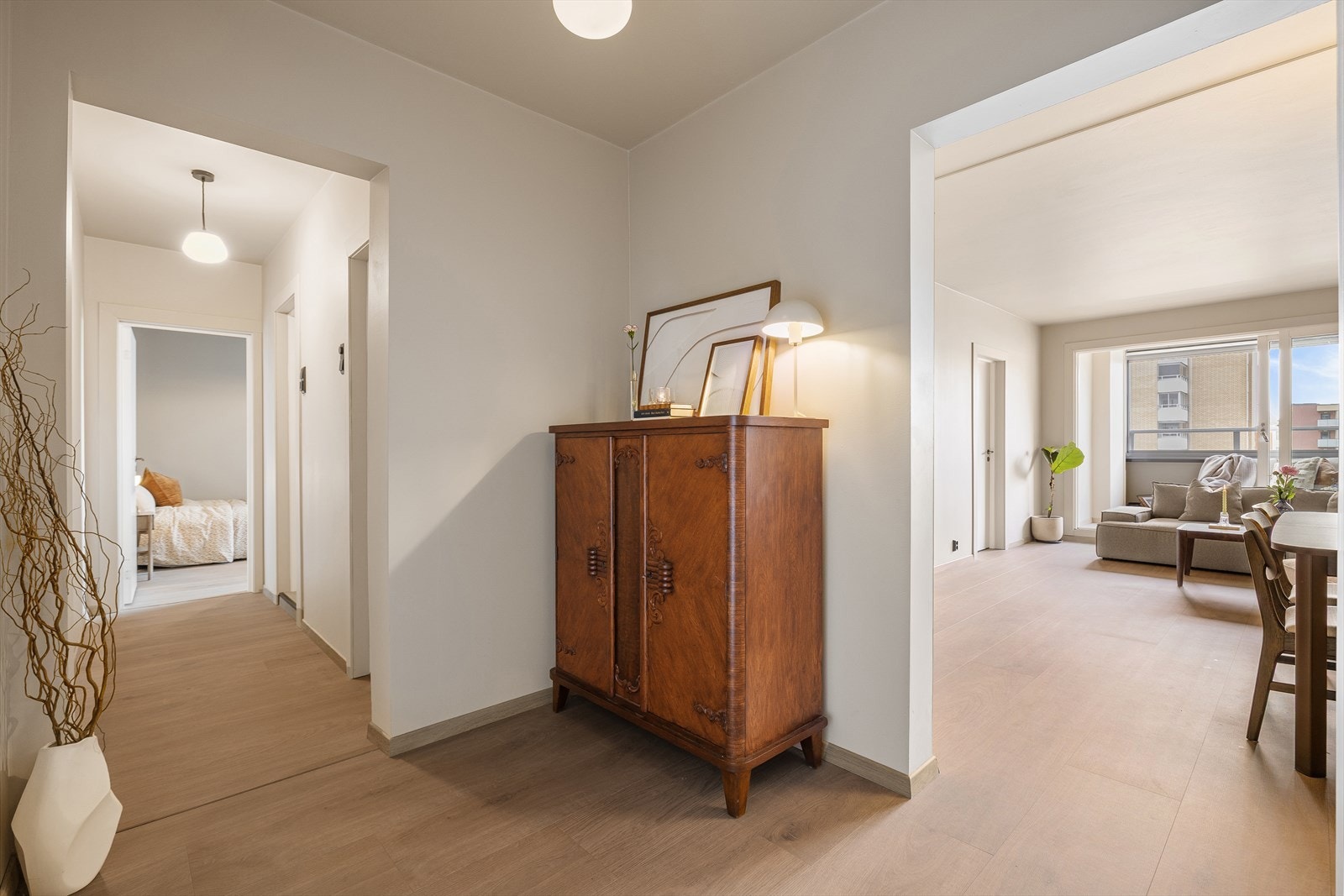 Innbydende inngangsparti som leder til øvrige rom. Galleribilde