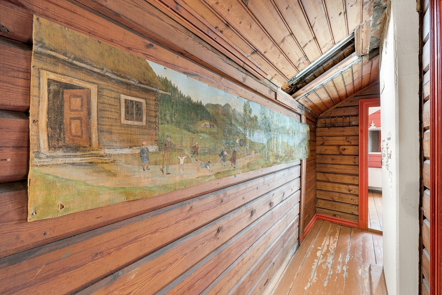 Gangen i andre etasje har vegger i maskinlaft og et Velux takvindu som gir lys. Galleribilde