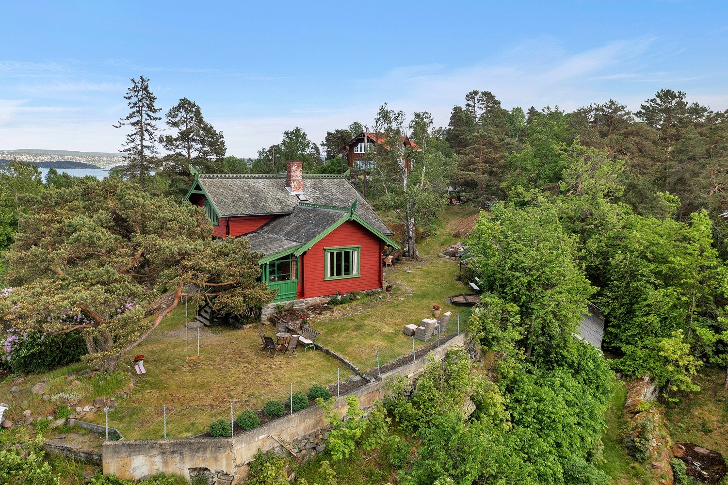 Eiendommen ligger skjermet til i et etablert og rolig område. Galleribilde