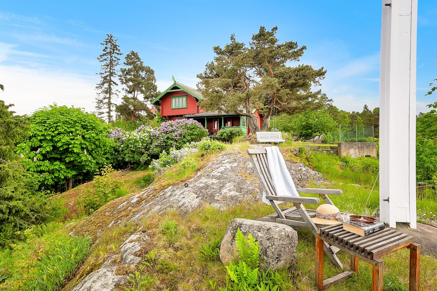 Eiendommen er opparbeidet med plenarealer og naturtomt, og skråner mot nord-vest/ nord-øst. Galleribilde