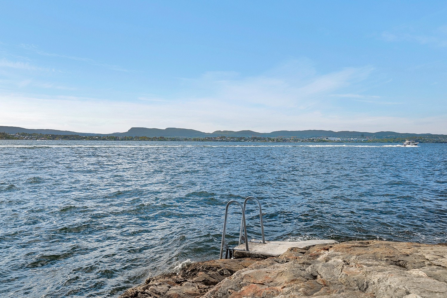 Kort vei til sjøen med bade- og båtmuligheter. Galleribilde